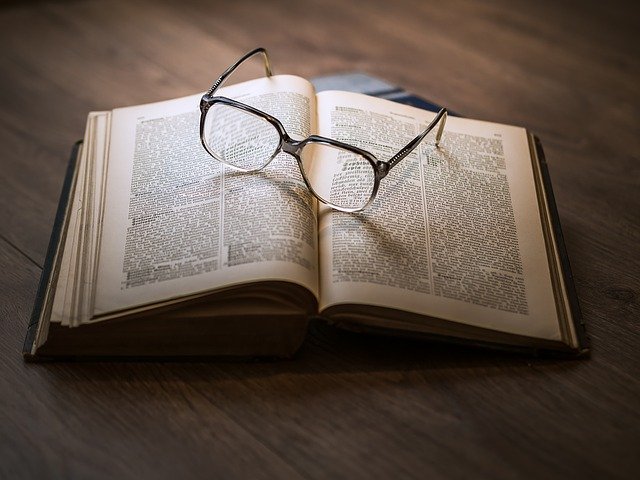 brýle na knize