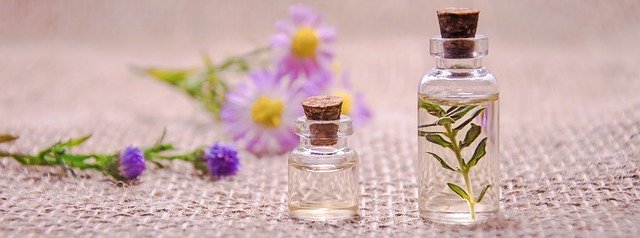 aromaterapie esenciální oleje květiny