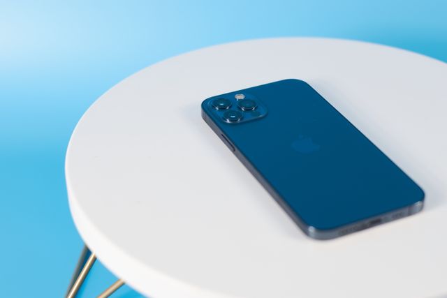 iPhone na stole
