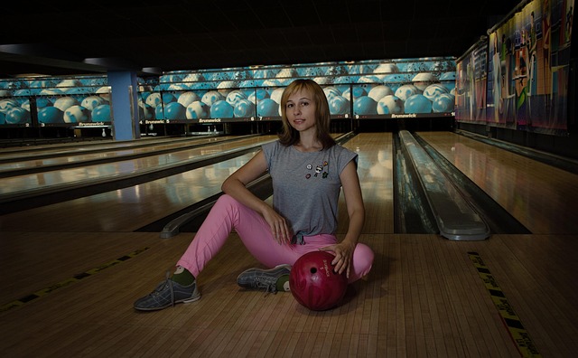 dívka na bowlingu